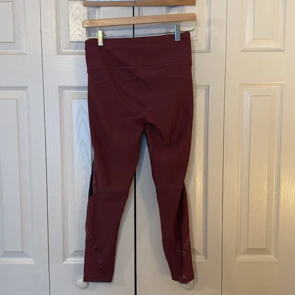 Under Armour heat gear ribbon ankle leggings. - Picture 2 of 5